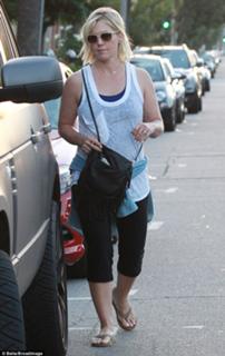 Jennie Garth feet photo thumbnail