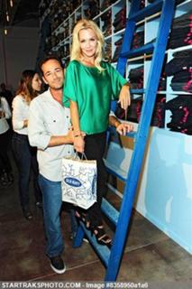Jennie Garth feet photo thumbnail