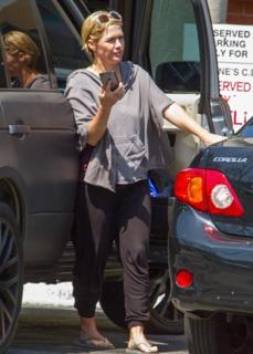 Jennie Garth feet photo thumbnail