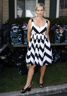 Jennie Garth feet photo thumbnail