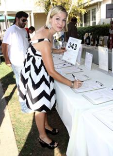 Jennie Garth feet photo thumbnail