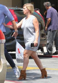 Jennie Garth feet photo thumbnail