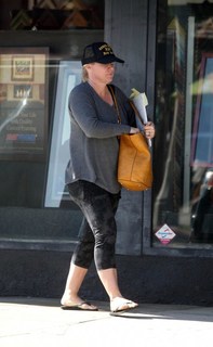 Jennie Garth feet photo thumbnail