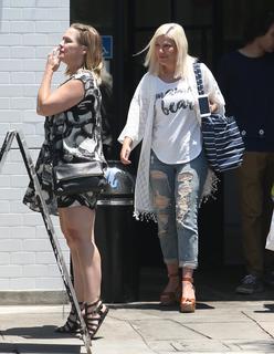 Jennie Garth feet photo thumbnail