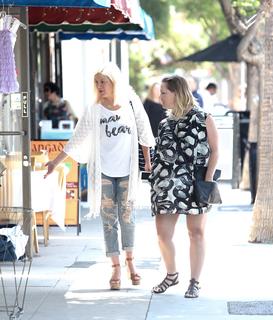 Jennie Garth feet photo thumbnail