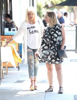 Jennie Garth feet photo thumbnail