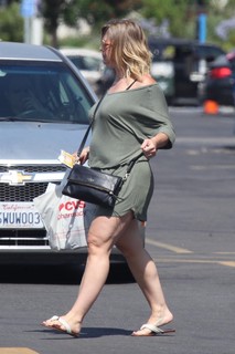 Jennie Garth feet photo thumbnail