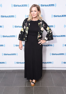 Jennie Garth feet photo thumbnail