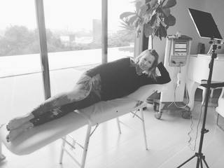 Jennie Garth feet photo thumbnail