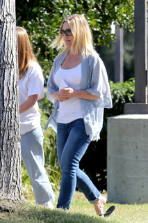 Jennie Garth feet photo thumbnail