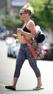 Jennie Garth feet photo thumbnail