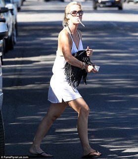 Jennie Garth feet photo thumbnail