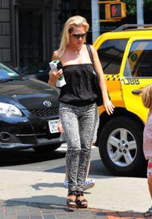 Jennie Garth feet photo thumbnail