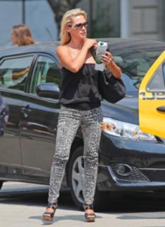Jennie Garth feet photo thumbnail