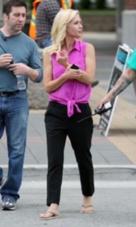 Jennie Garth feet photo thumbnail