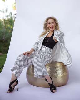 Jennie Garth feet photo thumbnail