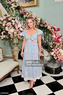 Jennie Garth feet photo thumbnail