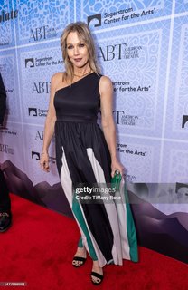 Jennie Garth feet photo thumbnail