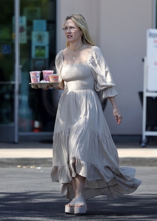 Jennie Garth feet photo thumbnail
