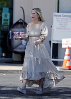 Jennie Garth feet photo thumbnail