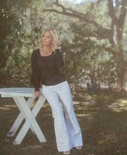 Jennie Garth feet photo thumbnail