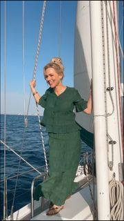 Jennie Garth feet photo thumbnail