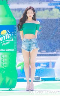 Jennie Kim feet photo thumbnail