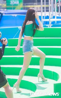 Jennie Kim feet photo thumbnail