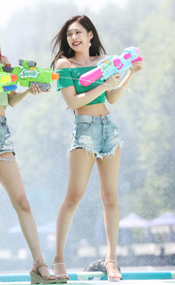 Jennie Kim feet photo thumbnail