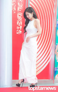 Jennie Kim feet photo thumbnail