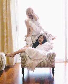 Jennie Kim feet photo thumbnail