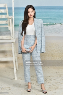 Jennie Kim feet photo thumbnail