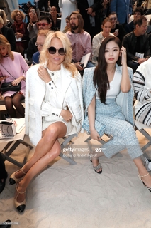 Jennie Kim feet photo thumbnail