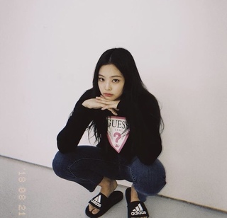 Jennie Kim feet photo thumbnail