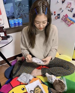 Jennie Kim feet photo thumbnail