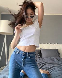 Jennie Kim feet photo thumbnail