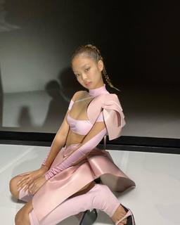 Jennie Kim feet photo thumbnail