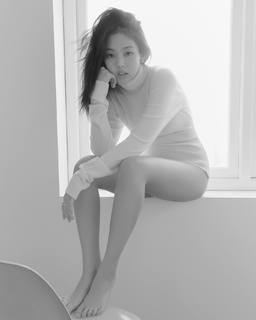 Jennie Kim feet photo thumbnail
