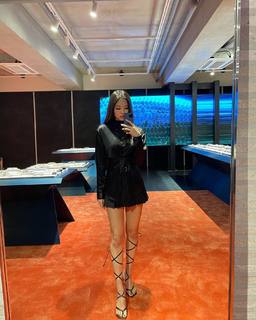 Jennie Kim feet photo thumbnail