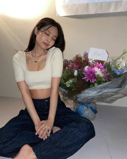 Jennie Kim feet photo thumbnail