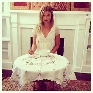 Jennifer Akerman feet photo 17