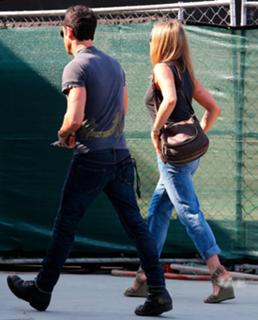 Jennifer Aniston feet photo thumbnail