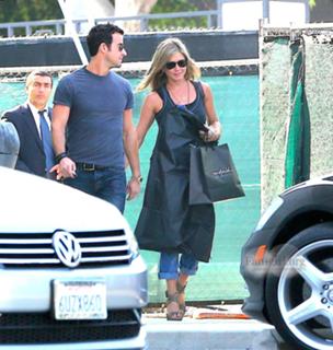 Jennifer Aniston feet photo thumbnail