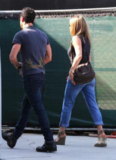 Jennifer Aniston feet photo thumbnail