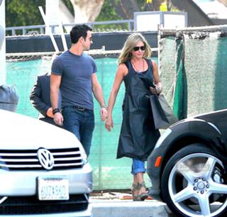 Jennifer Aniston feet photo thumbnail