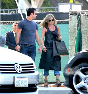 Jennifer Aniston feet photo thumbnail