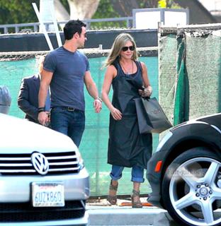 Jennifer Aniston feet photo thumbnail