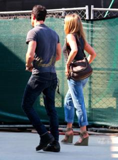 Jennifer Aniston feet photo thumbnail