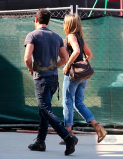 Jennifer Aniston feet photo thumbnail