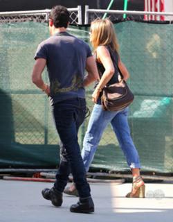 Jennifer Aniston feet photo thumbnail